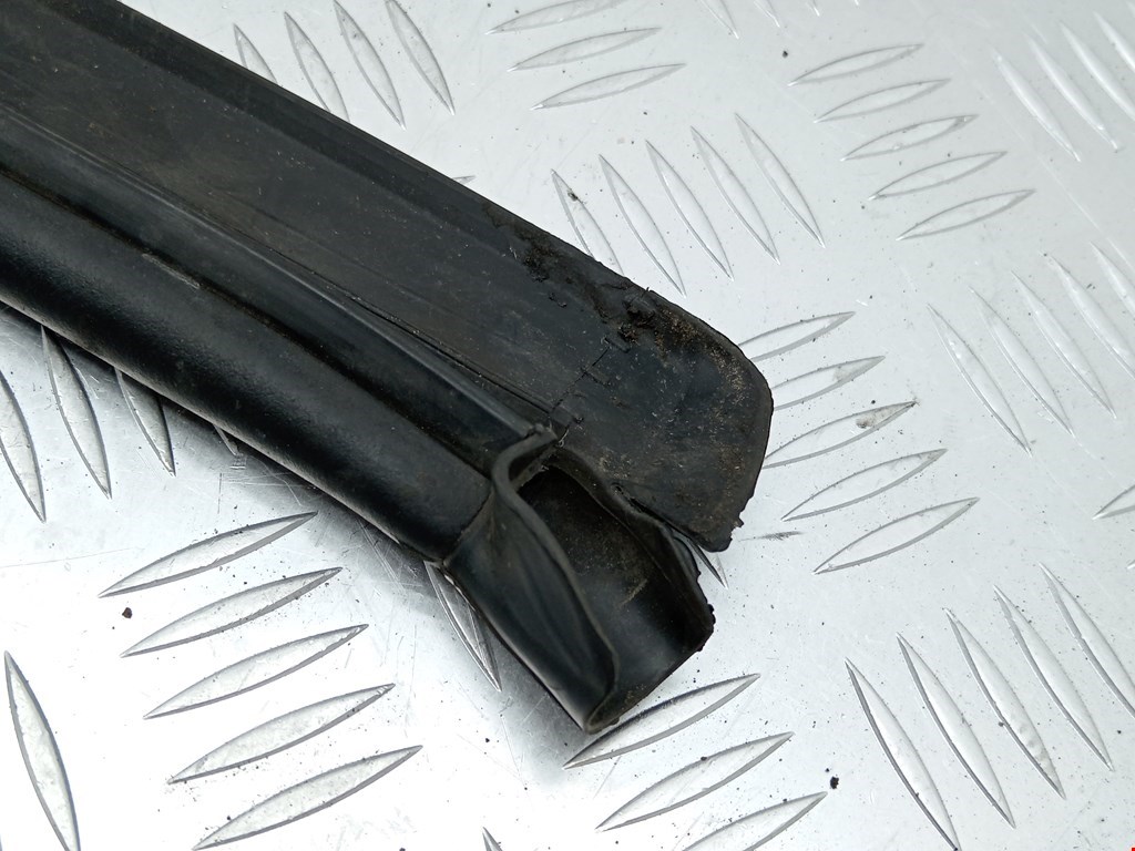 Уплотнитель капота BMW 5-Series (F07/F10/F11/F18) купить в Беларуси