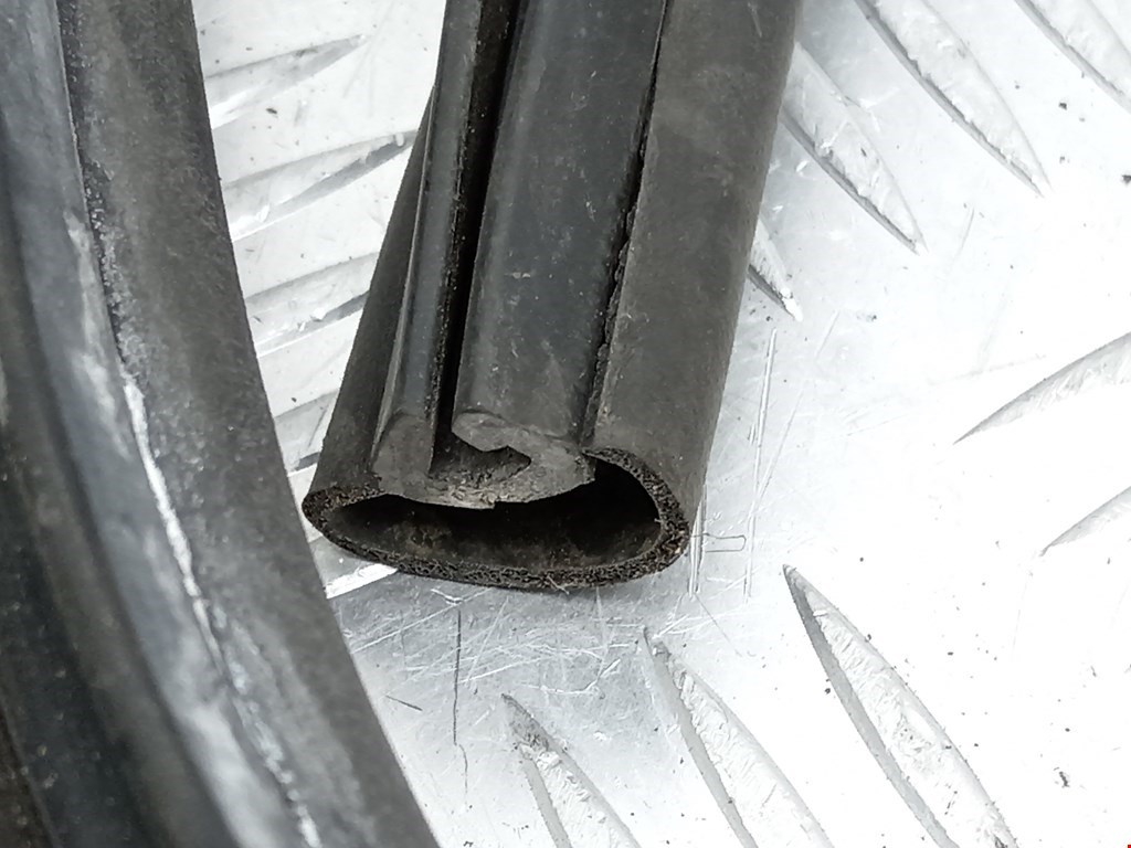 Уплотнитель капота BMW 5-Series (F07/F10/F11/F18) купить в Беларуси